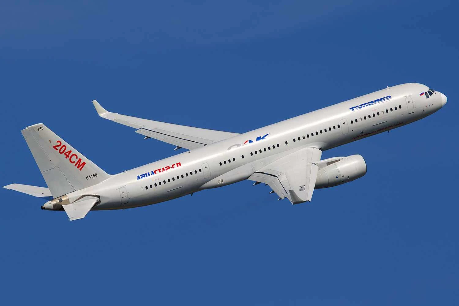 Tu-204SM: aeronave foi versão com dois tripulantes, mas seus aviônicos estão desatualizados (Oleg Belyakov)