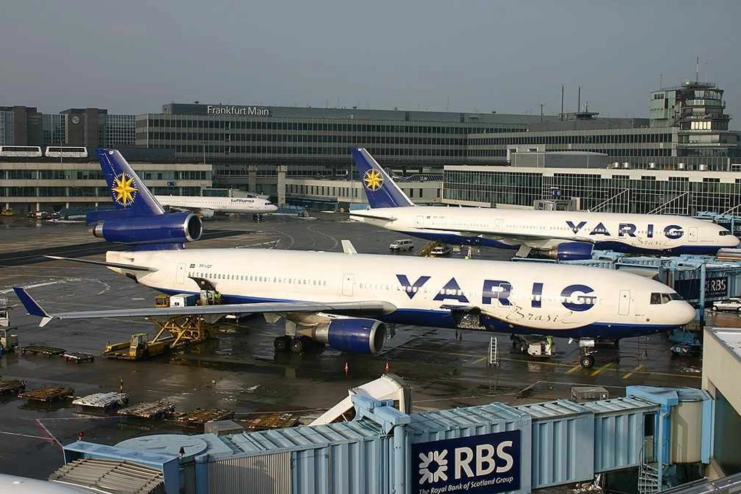 A operação para Frankfurt era uma das mais lucrativas da VARIG, com taxas de ocupação próximas de 100%. O centro financeiro alemão era atendido por dois voos diários: de São Paulo (777) e Rio de Janeiro (MD-11). Foto: Dale Coleman via Wikimedia Commons.