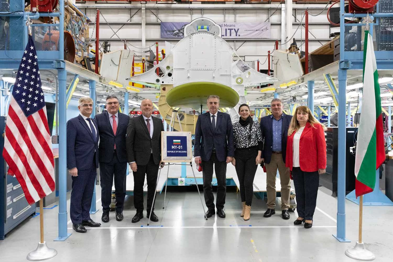 Autoridades da Bulgária conheceram os primeiros caças F-16 que estão sendo montados pela Lockheed (LM)