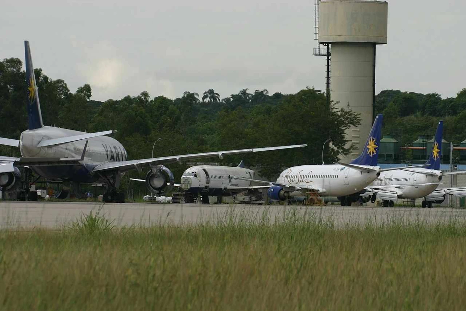 Boeing 777 e 737 estocados e sem peças no hangar da VEM no Rio de Janeiro (Galeão). Foto: Aeroprints via Wikimedia Commons.