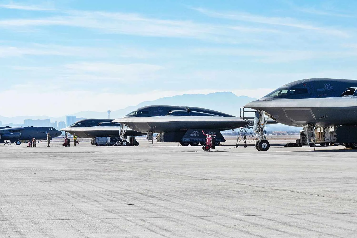 Bombardeiros B-2 e ao fundo um B-52 (SAF)
