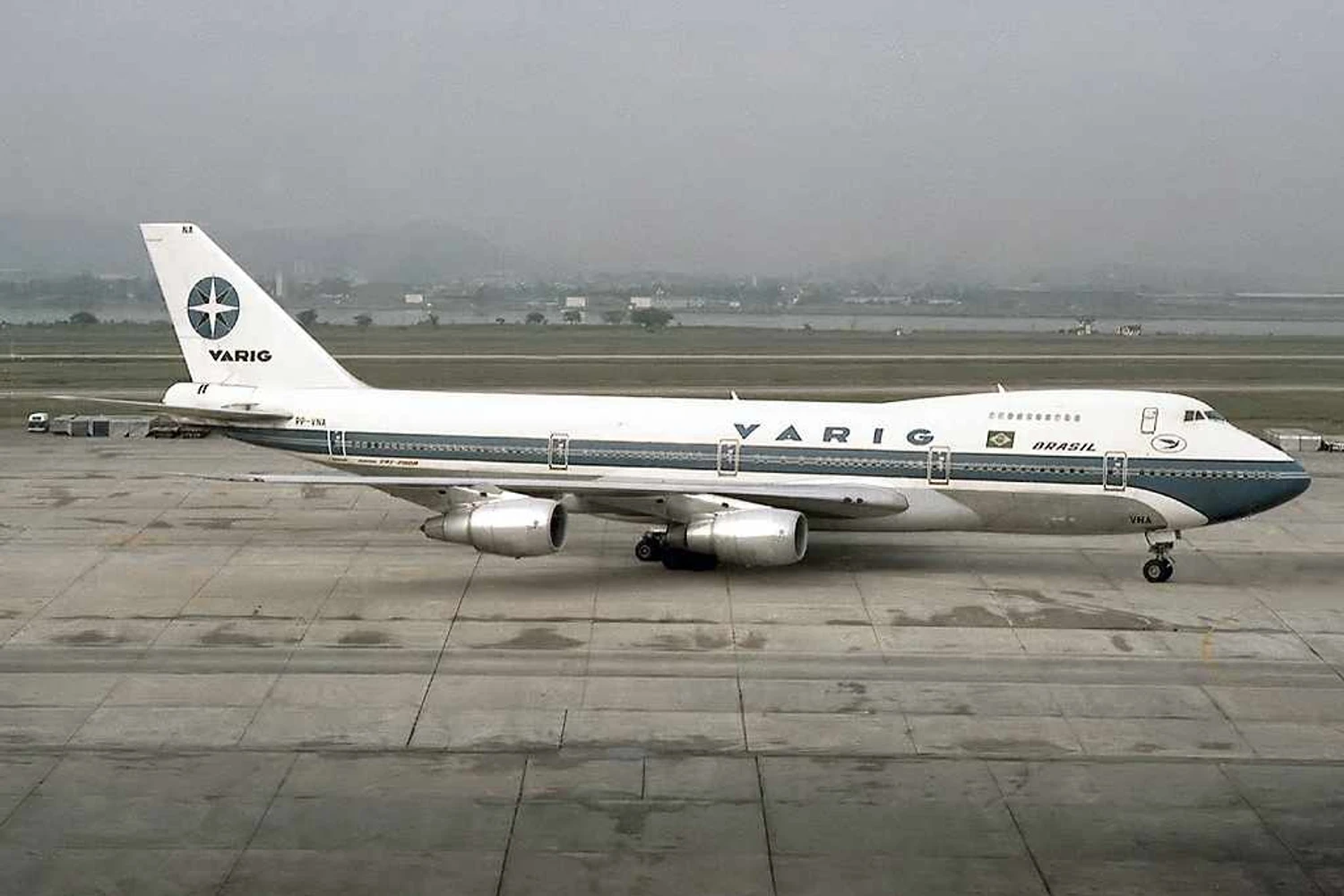 Entre 1981 e 1999 a VARIG chegou a operar 12 exemplares do icônico Jumbo, sendo quatro da série -200, cinco da série -300 e três da série -400. Foto: Pedro Aragão via Wikimedia Commons.