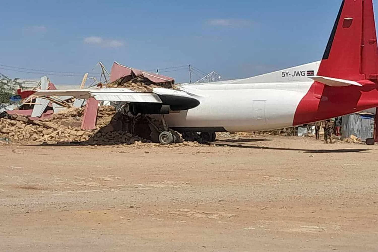Fokker 50 cargueiro atingiu casa e vitimou um dos pilotos