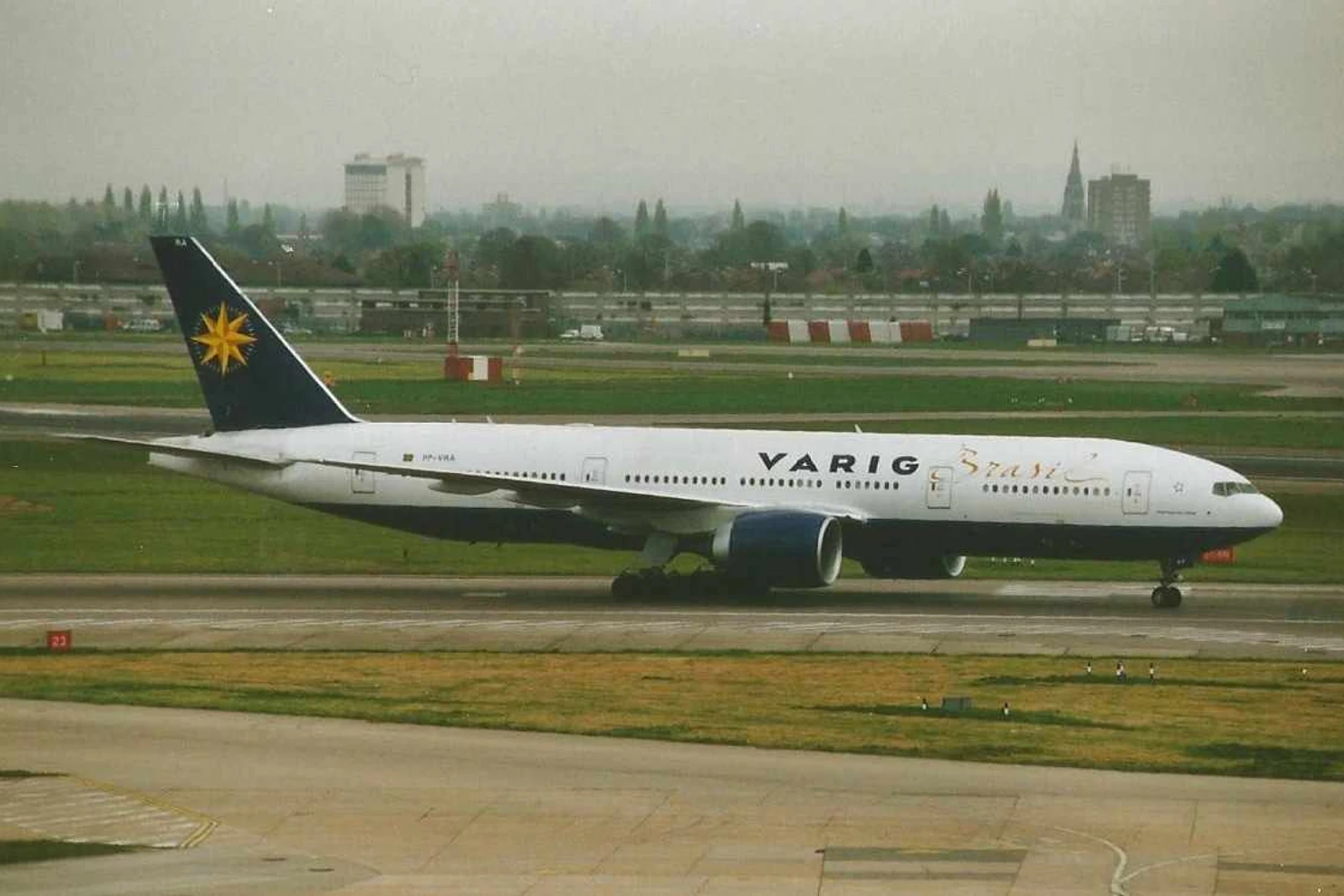 O 777-200ER foi o último desejo tecnológico da VARIG. Aqui o PP-VRA é visto em Londres, em abril de 2002, pouco antes de ganhar o stikers dos 75 anos. Foto: Simon Butler via Wikimedia Commons.