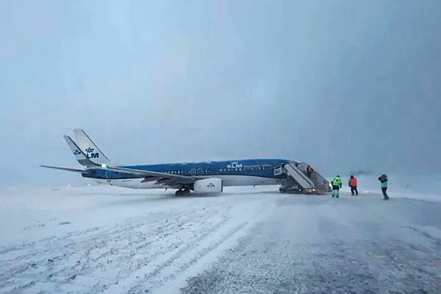 O Boeing 737-800 da KLM foi o primeiro caso de saída de pista, na quarta, 17