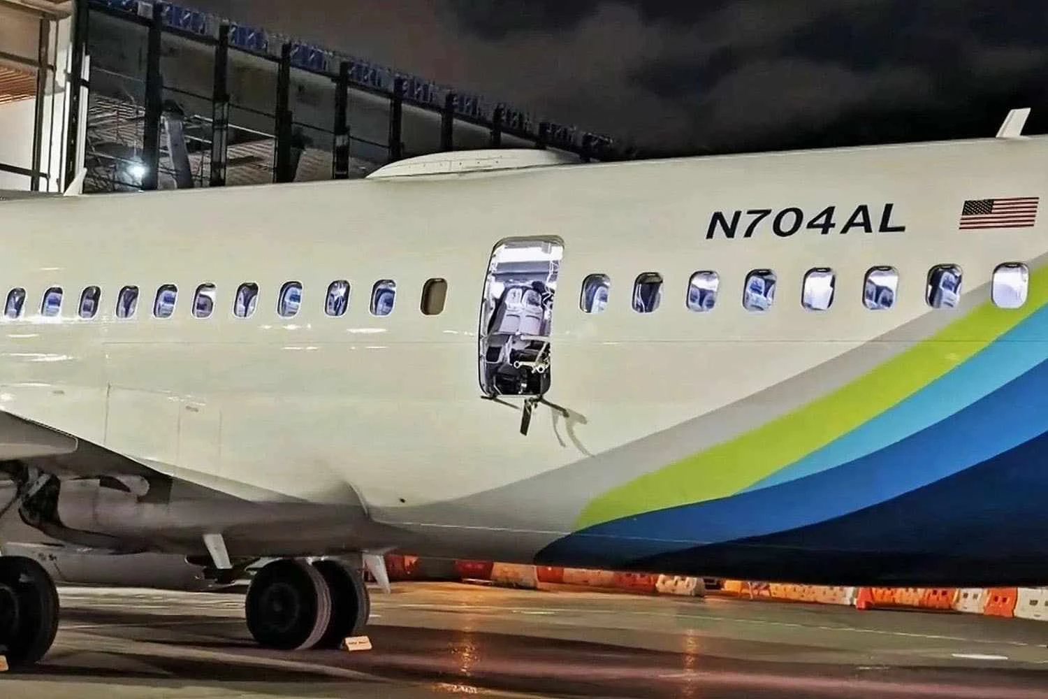 O buraco onde ficava o tampão de porta do Boeing 737 MAX N704AL (KGW)