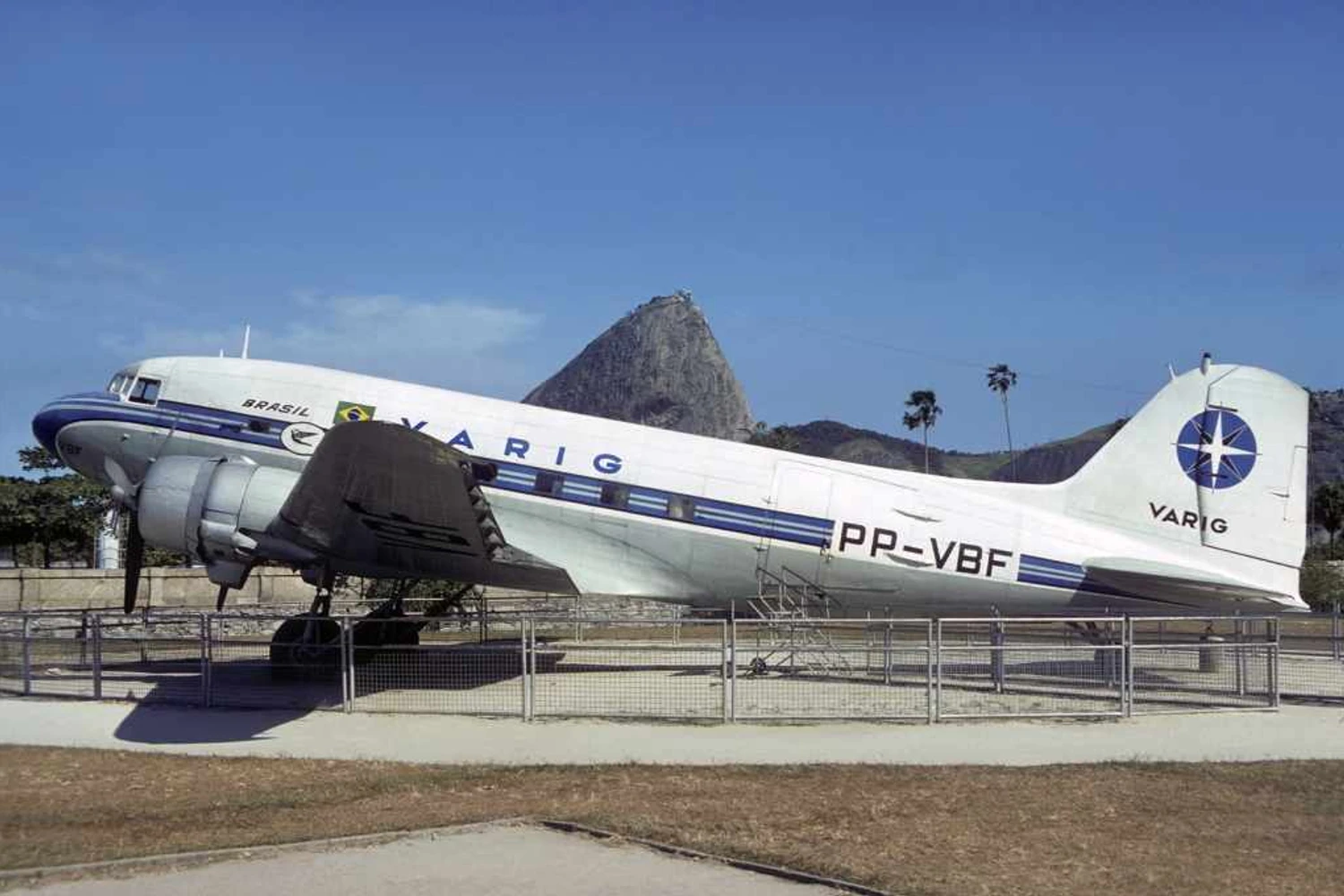 O DC-3 PP-VXXXXXXX foi a primeira aeronave com a pintura da rosa-dos-ventos da VARIG, Na foto o PP-VBF em exposição no Rio de Janeiro. Foto: Christian Volpati via Wikimedia Commons.
