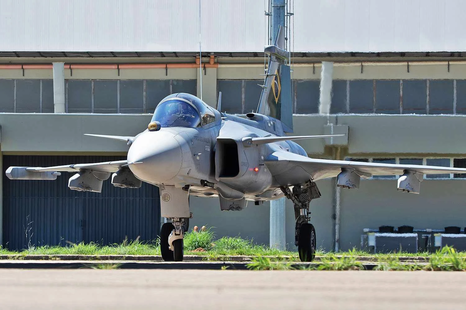 O Gripen E FAB 4100, de testes, teve a missão de localizar os dois caças (Saab)