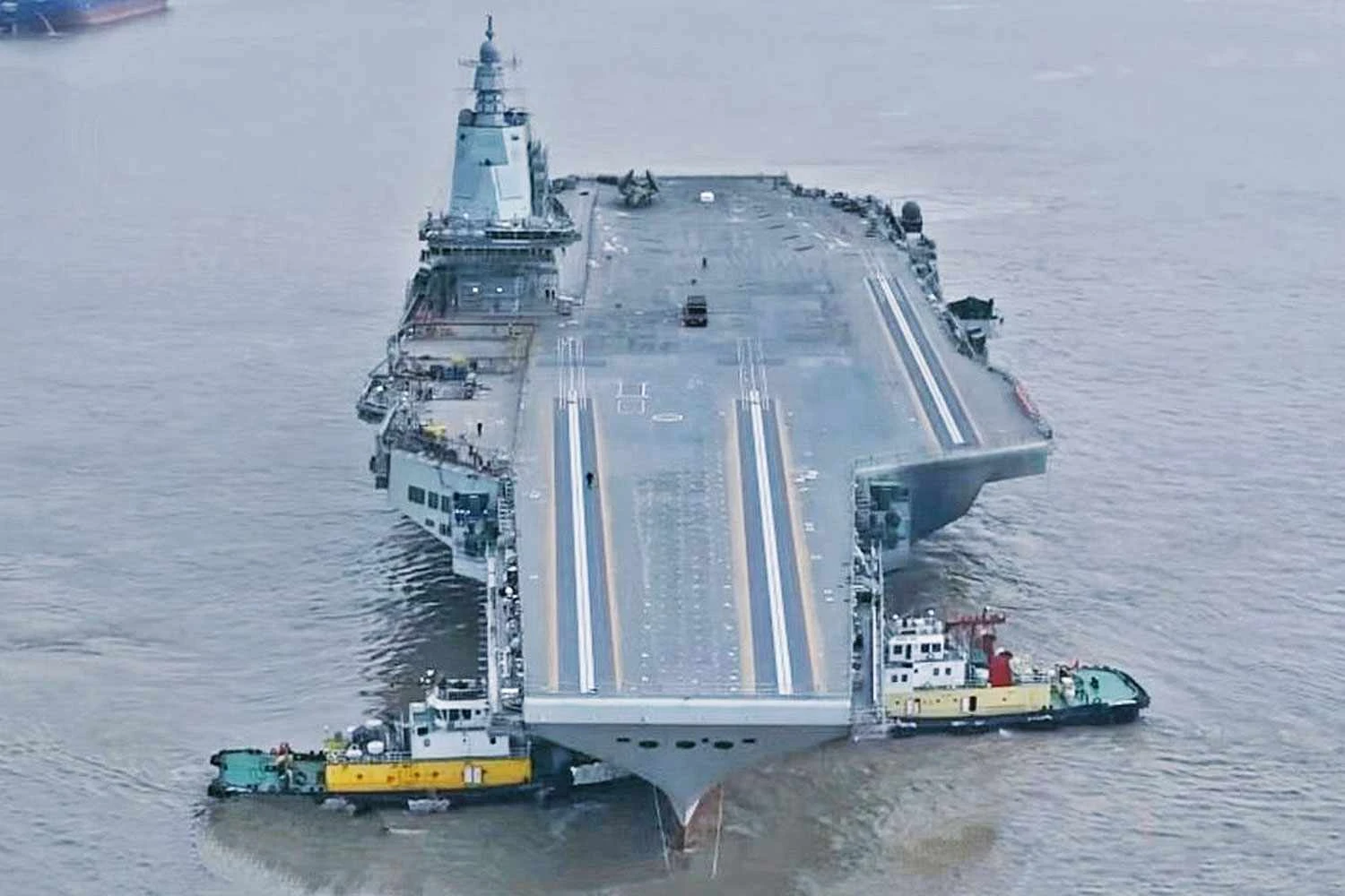 Poderoso porta-aviões chinês Fujian aparece quase pronto para testes no mar