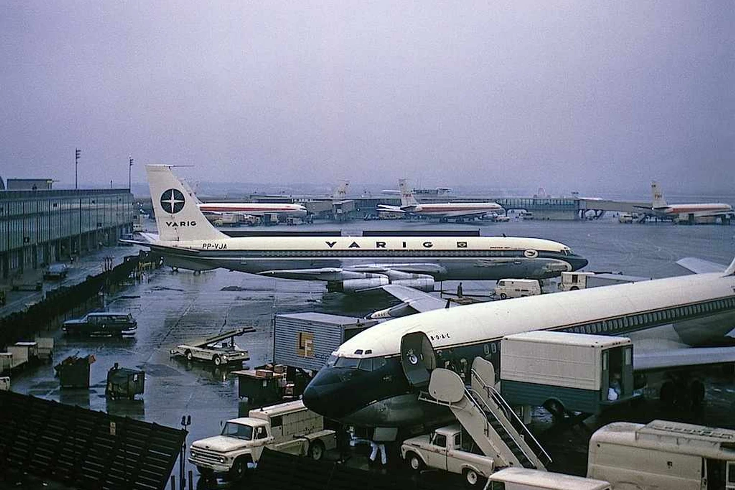 O PP-VJA encerrou suas operações na VARIG em 1979. Aqui é visto em Nova York, em 1965, já com a pintura com a rosa-dos-ventos. Foto: Jon Proctor via Wikimedia Commons.