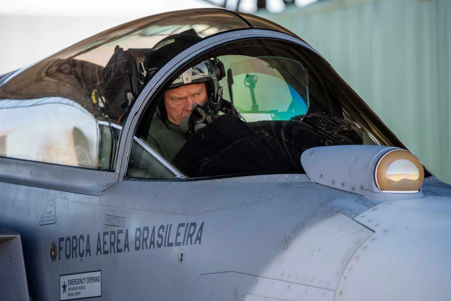 O sensor IRST à frente do cockpit (Saab)