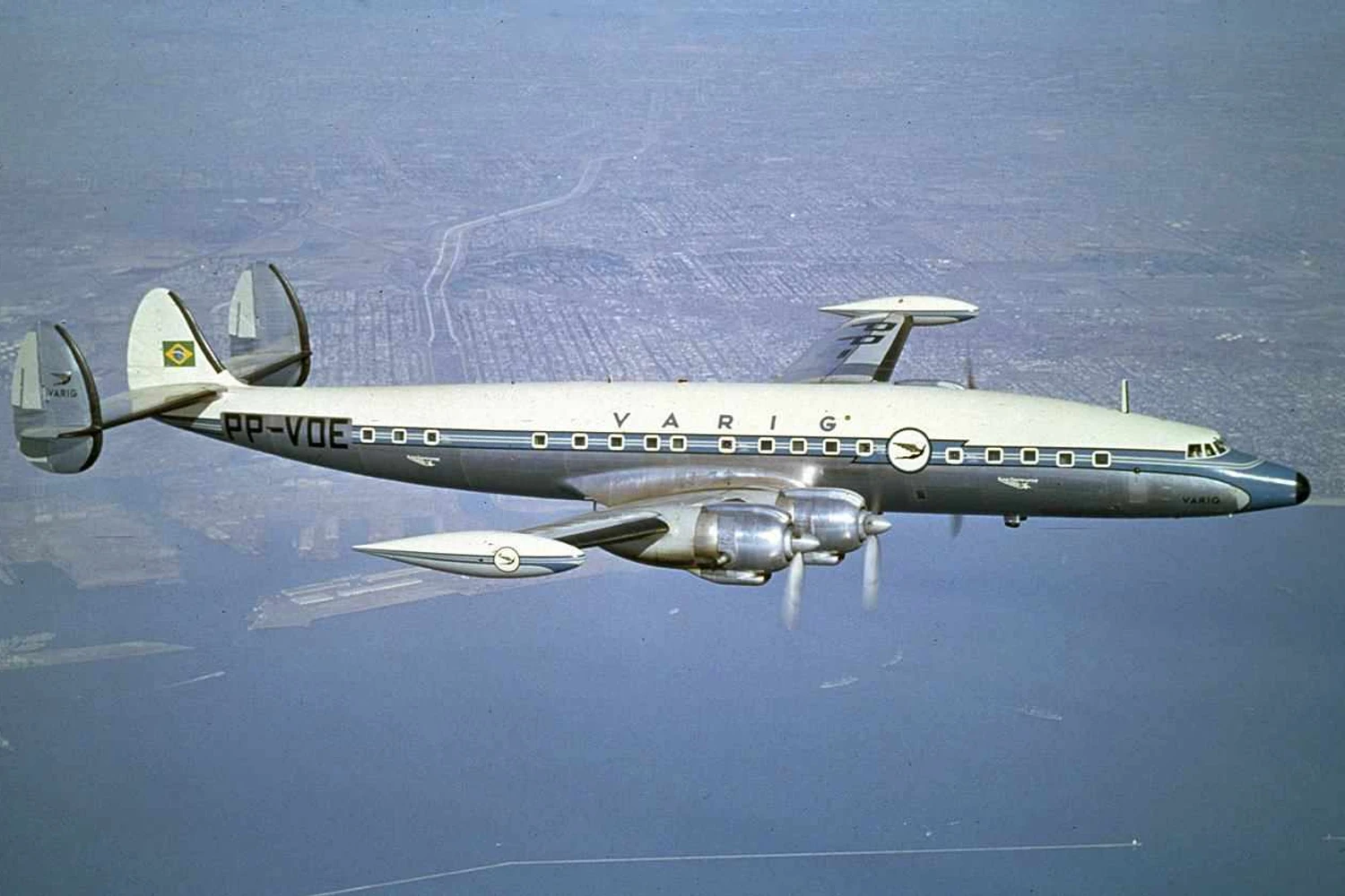 O Super Constellation representou um divisor de águas na história da VARIG. O PP-VDE é proveniente da segunda compra da empresa, com tip-tanks nas pontas das asas. Nota-se que a inscrição Intercontinental não foi pintada. Divulgação.