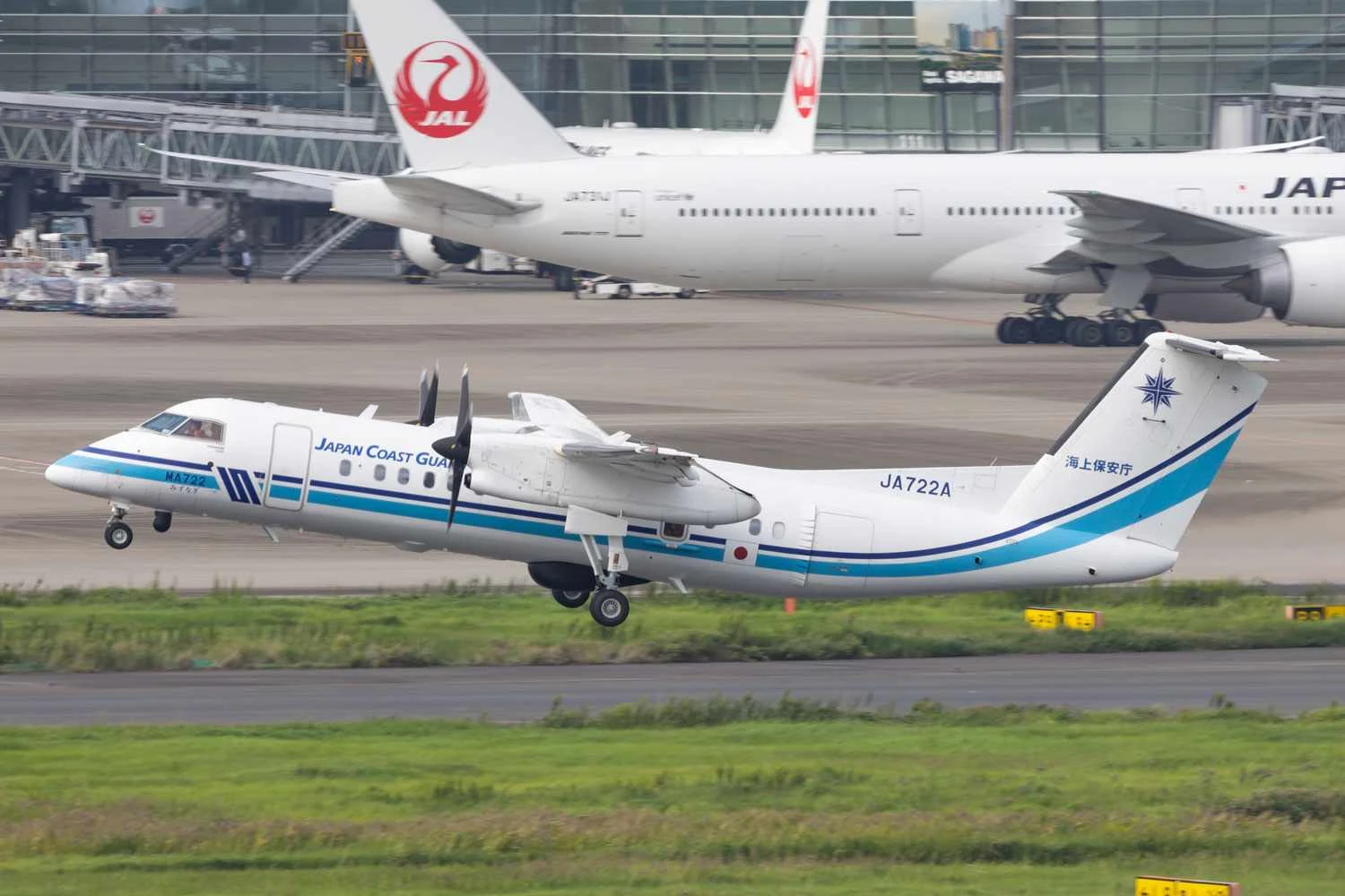 O turboélice Dash 8 envolvido no acidente levava ajuda para vítimas do terremoto de segunda-feira (Kwok Ho Eddie Wong)