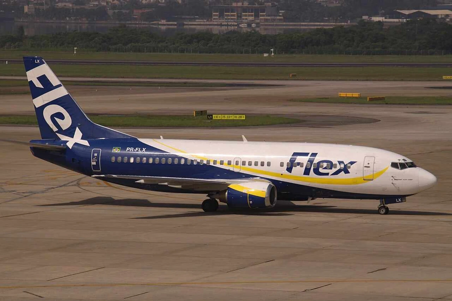 O único avião da Flex, 737-300, é visto aqui no Aeroporto do Galeão. Foto: Aeroprints via Wikimedia Commons.
