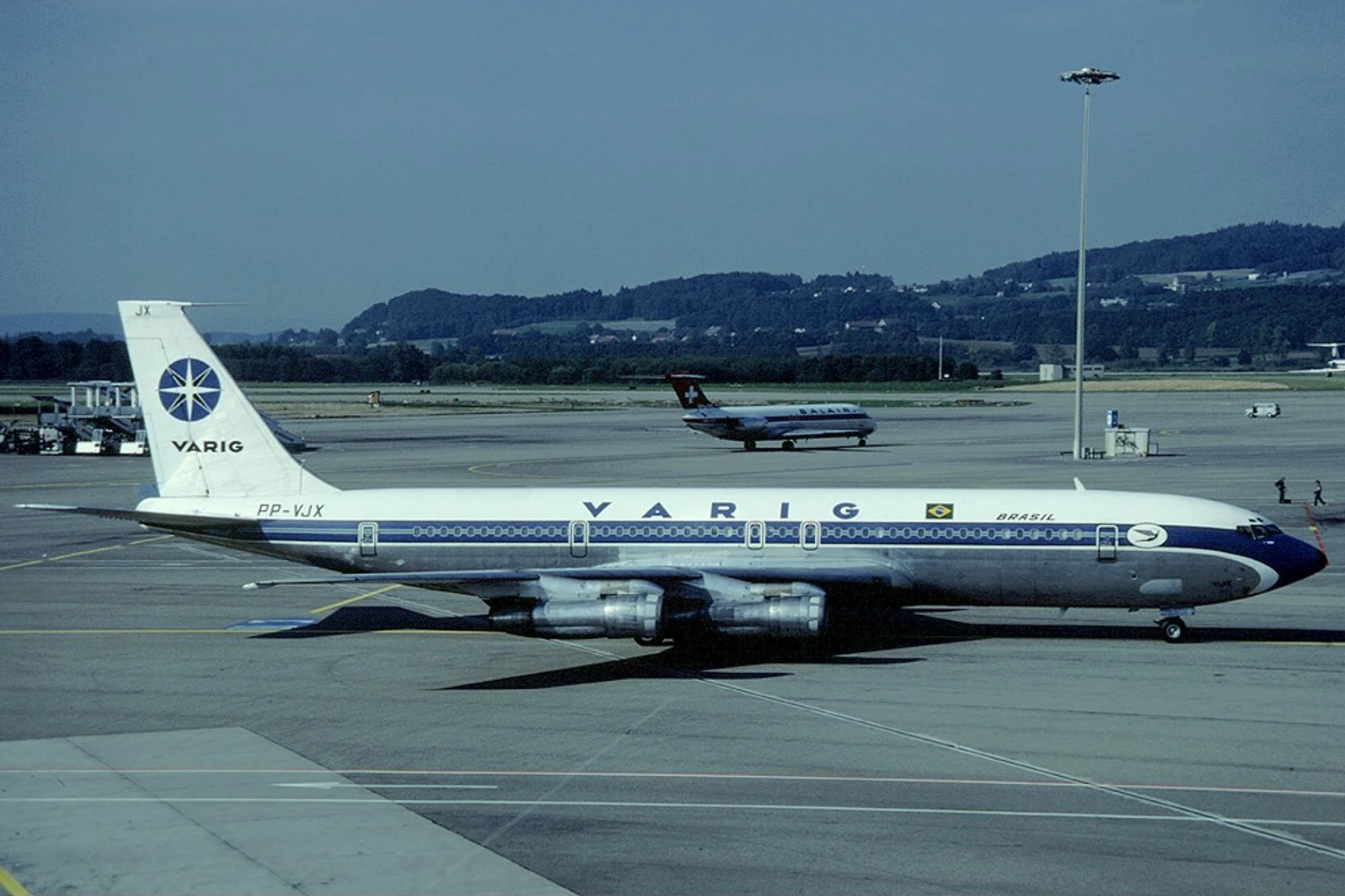 Os 707-300C foram a espinha dorsal da VARIG na expansão internacional. O PP-VJX da foto tem a curiosa distinção de ter sido sequestrado três vezes, todas com destino para Cuba. Ficou conhecido na empresa como "Expresso Cubano". Foto: Eduard Marmet via Wikimedia Commons.