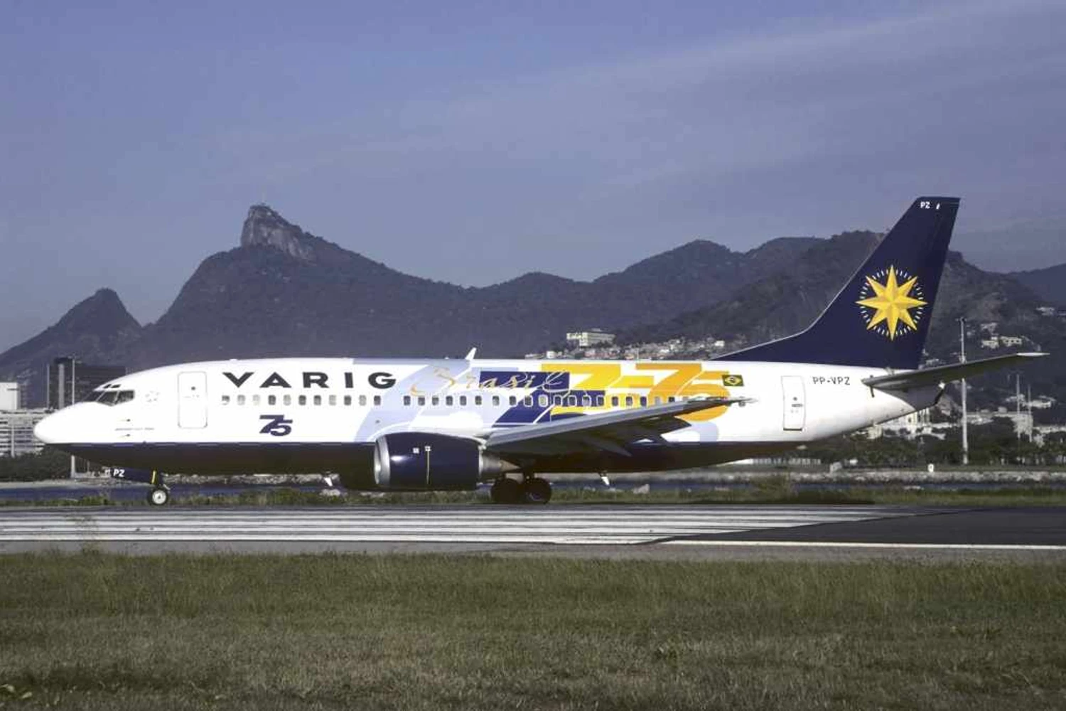 Os 75 anos da empresa foram comemorados com este 737-300, PP-VPZ, e com selos nos Boeing 777-200ER PP-VRA e PP-VRB. Foto: Christian Volpati via Wikimedia Commons.