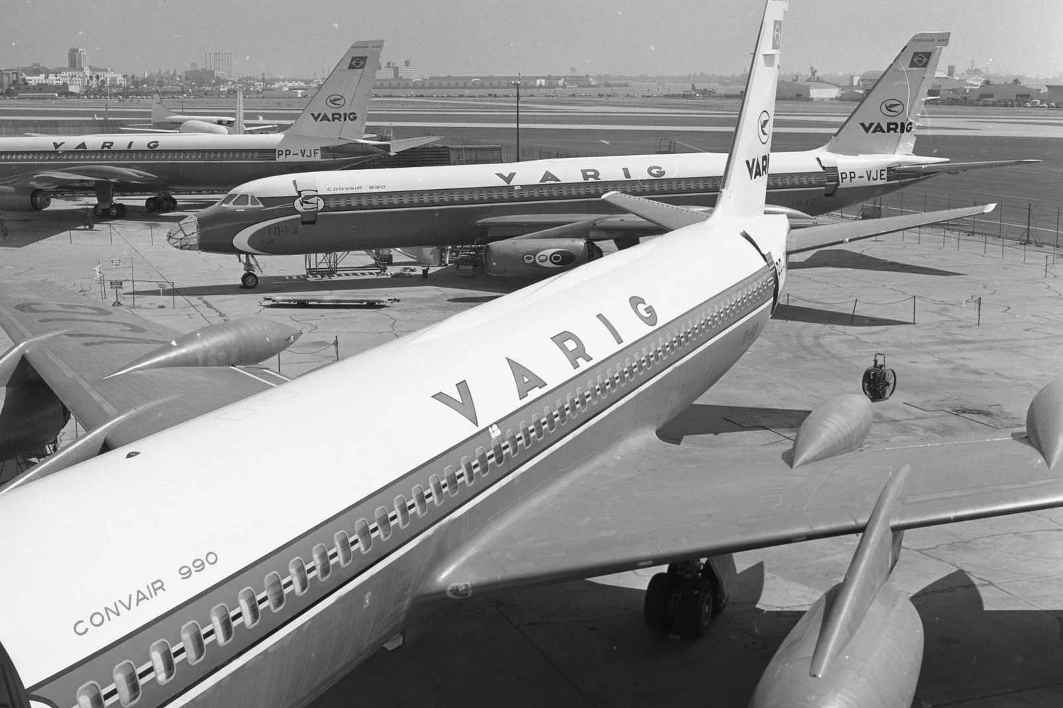 Os três Coronados da VARIG estocados nas instalações da Convair enquanto aguardam o imbróglio entre as empresas. Foto: SDASM via Flickr.