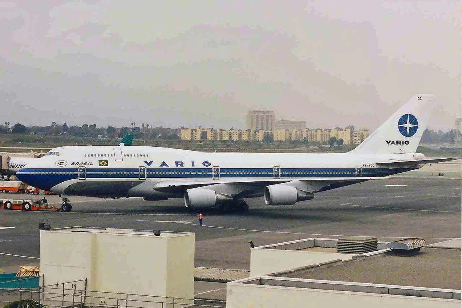 PP-VOC em Los Angeles (LAX), em janeiro de 1999. Poucos meses depois teria a distinção de realizar o último voo do 747 na VARIG. Foto: Ken Fielding via Wikimedia Commons.
