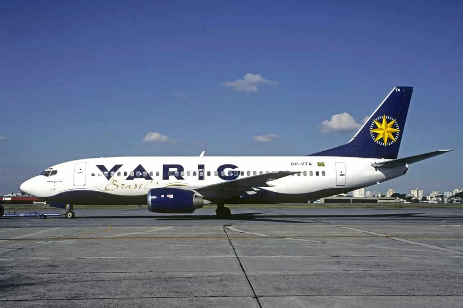PP-VTA com uma variação de pintura. A linha azul que separava a pintura branca com a azul da barriga foi substituída por "ondas". Nos últimos anos não havia uma padronização nas pinturas da empresa. Foto: Christian Volpati via Wikimedia Commons.
