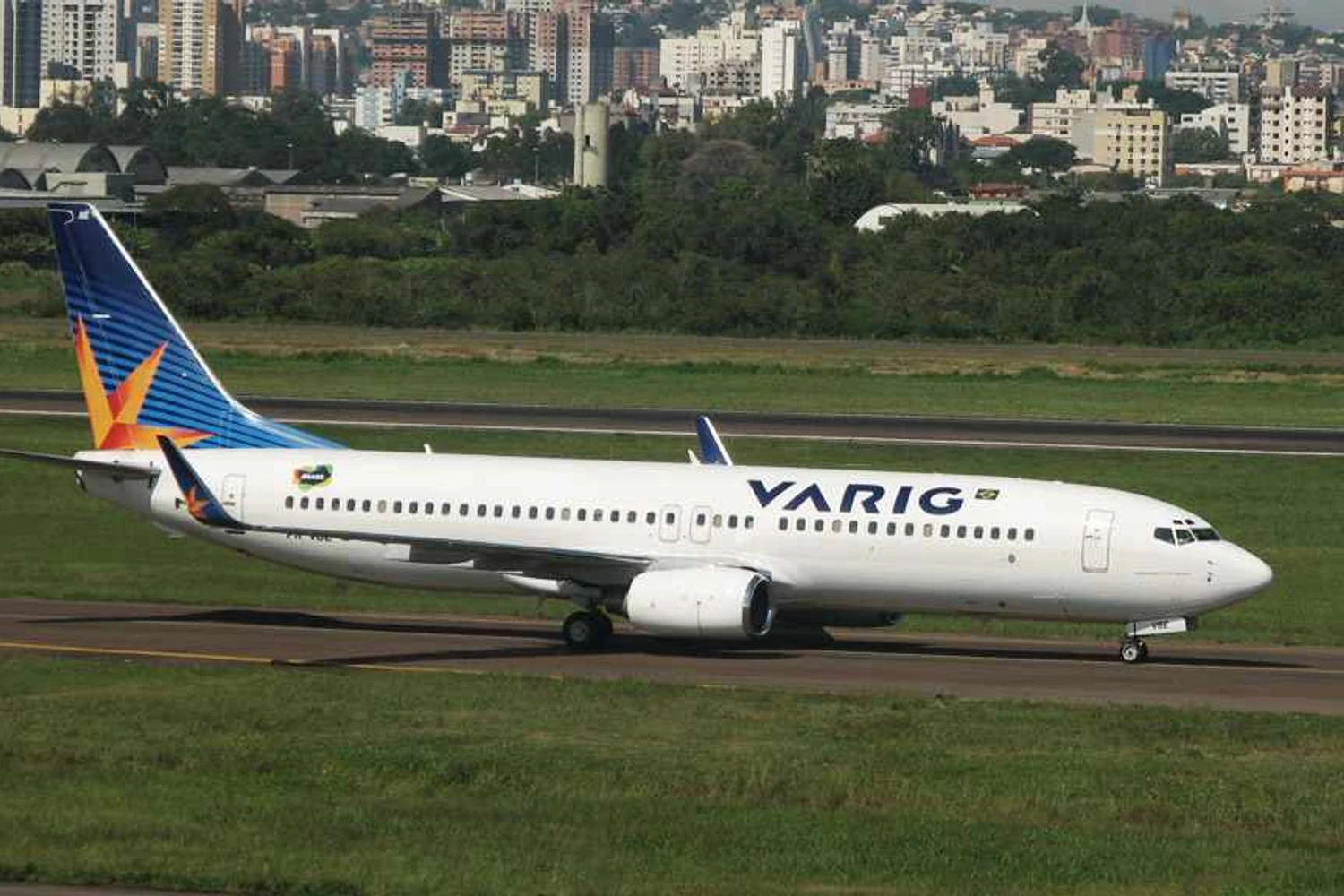 PR-VBE em Porto Alegre, primeira aeronave a ter as novas cores da VRG. Foto: Eduardo Parisi via Wikimedia Commons.