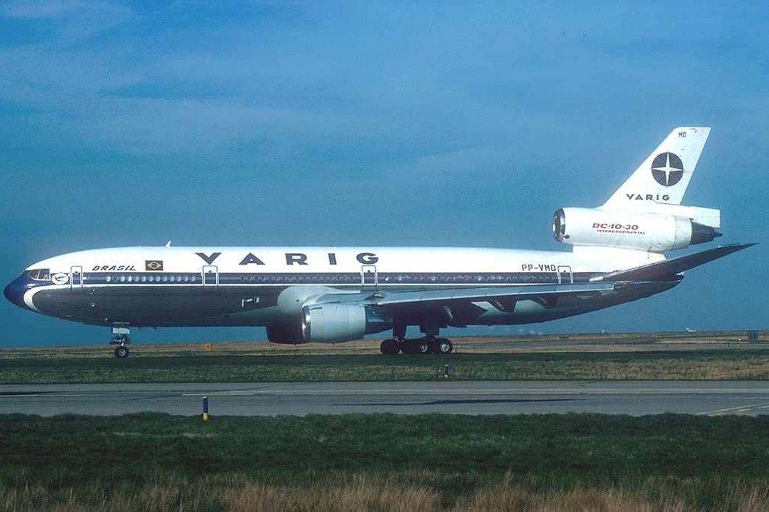 Somente quando a VARIG recebeu os primeiros DC-10-30, que o governo autorizou as empresas estrangeiras a operarem com widebody no país. Foto: Alain Durand via Wikimedia Commons.