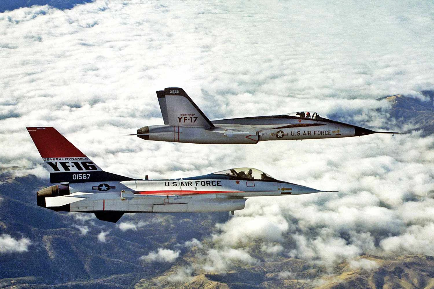 O YF-16 e o YF-17 (USAF)