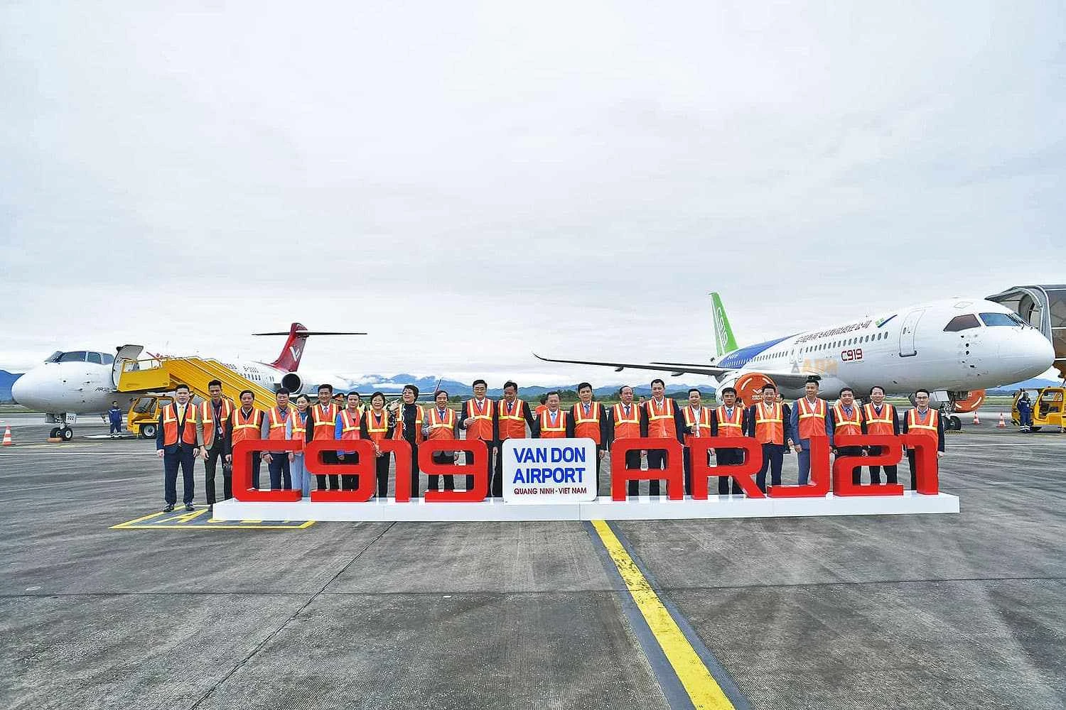A agora C909 ao lado do irmão C919 (VIA)