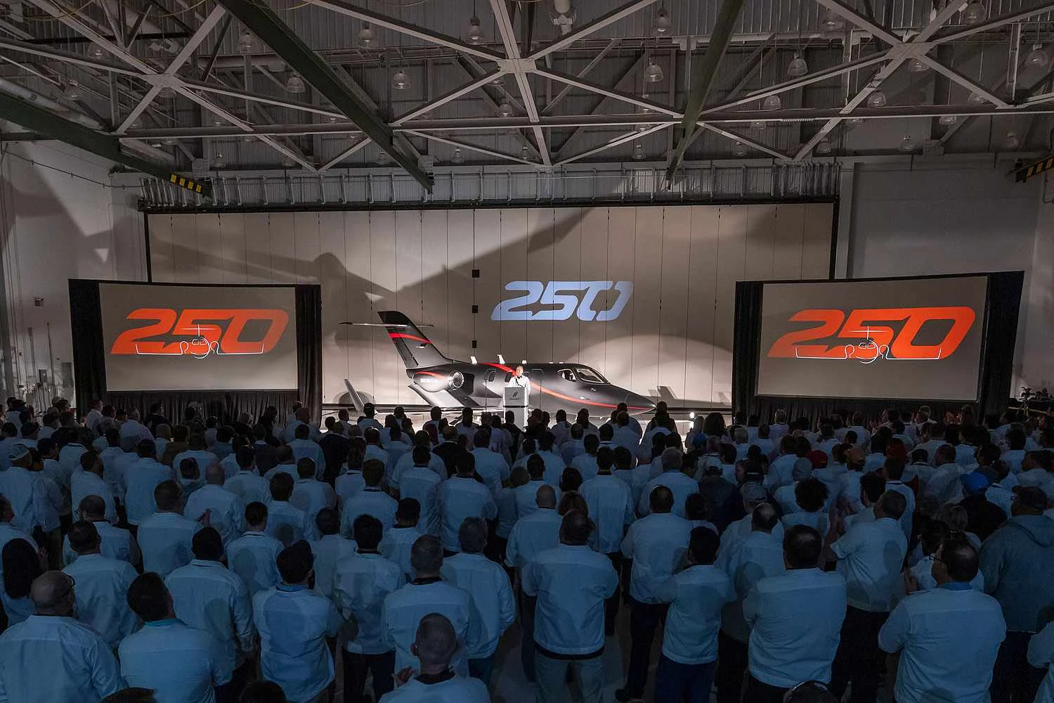 A cerimônia de entrega do HondaJet de número 250 na fábrica da empresa nos EUA (Honda)