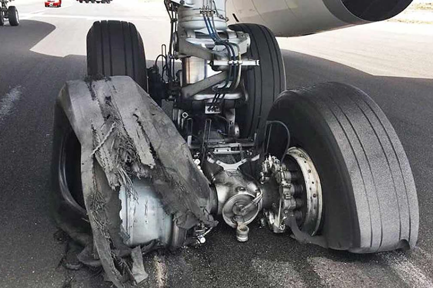Dois pneus de um Airbus A330-200 da Jet2 destruídos no pouso em 2017 (Reprodução)