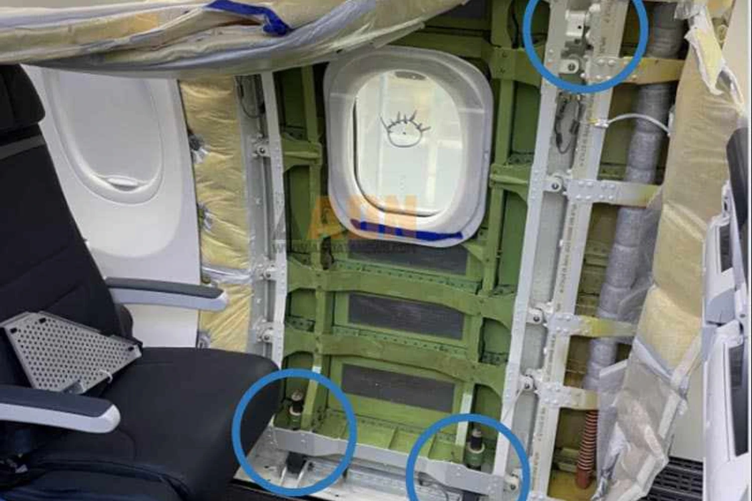 Foto fornecida pela Boeing mostra a ausência de três dos quatro parafusos