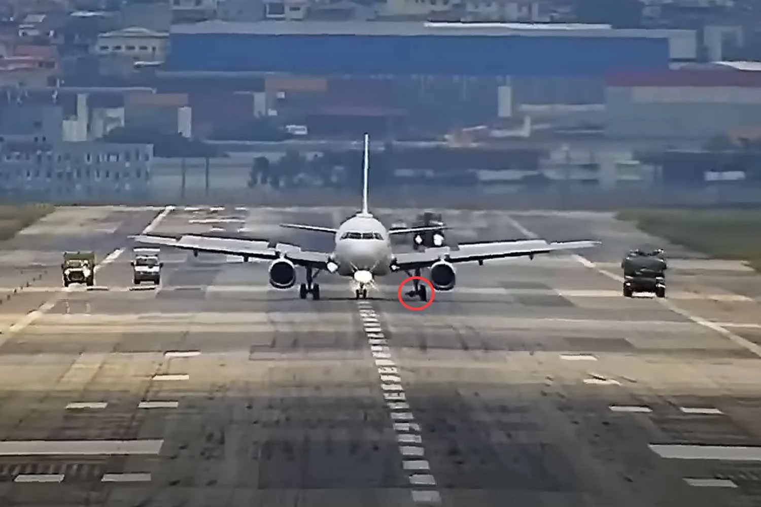 O Airbus A319 da LATAM após pousar em segurança em Guarulhos sem um dos pneus (Reprodução: canal Golf Oscar Romeo)
