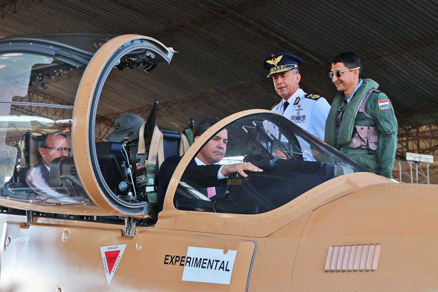 O presidente paraguaio a bordo do avi&atilde;o da Embraer
