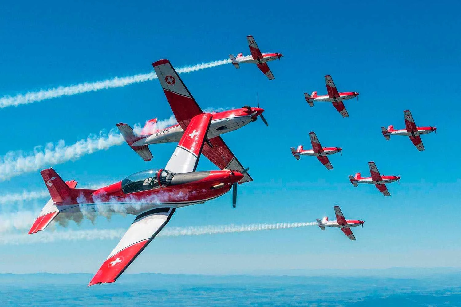 A Su&iacute;&ccedil;a tem um esquadr&atilde;o de acrobacias que utiliza o turbo&eacute;lice local PC-7