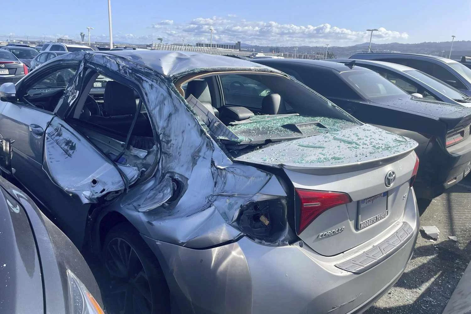 Carro atingido pelo pneu (Redes sociais)