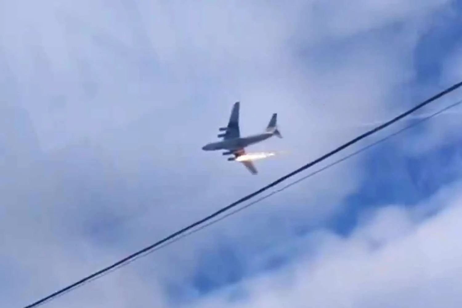 Vídeo: cargueiro militar russo Il-76 cai após motor pegar fogo