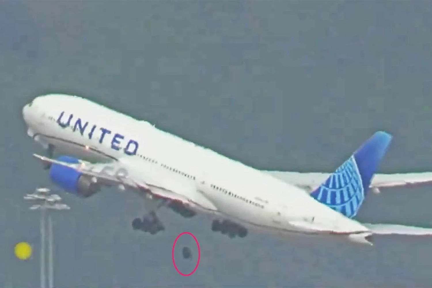 Pneu de Boeing 777 da United se solta e destroi carros após decolagem