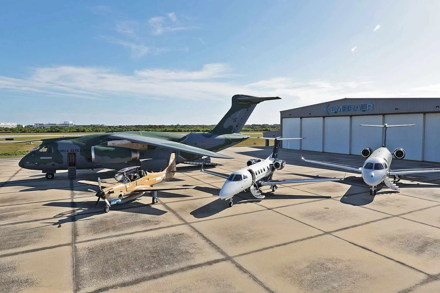 O C-390 ao lado do A-29 e dos jatos executivos Phenom 300E e Praetor 600 em Melbourne, Flórida (Embraer)
