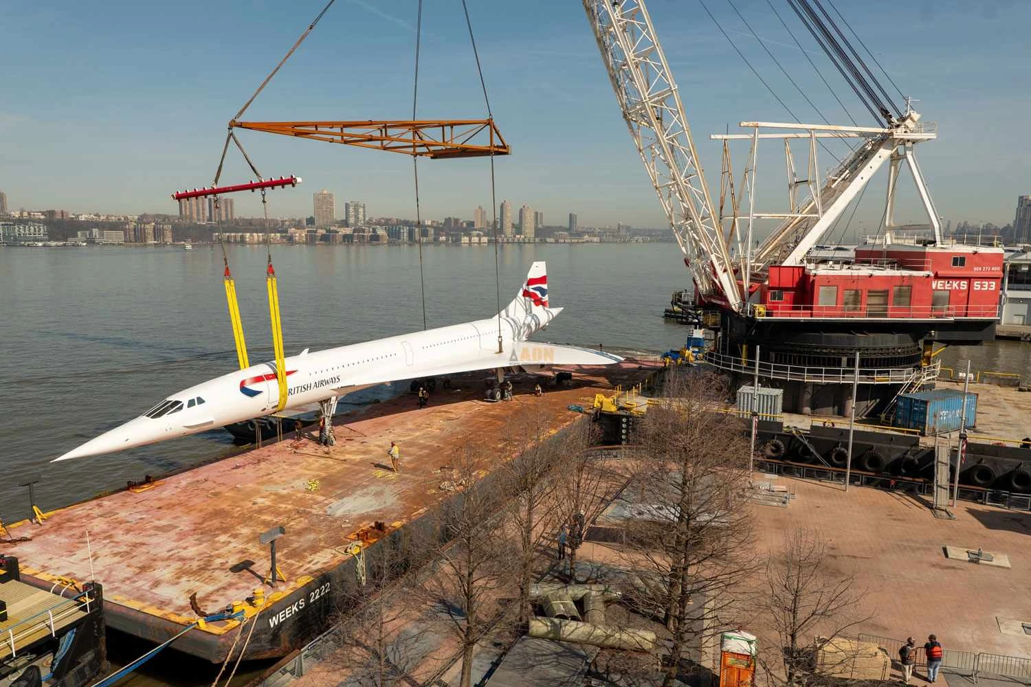 O imenso guindaste que i&ccedil;ou o Concorde para coloc&aacute;-lo em uma balsa