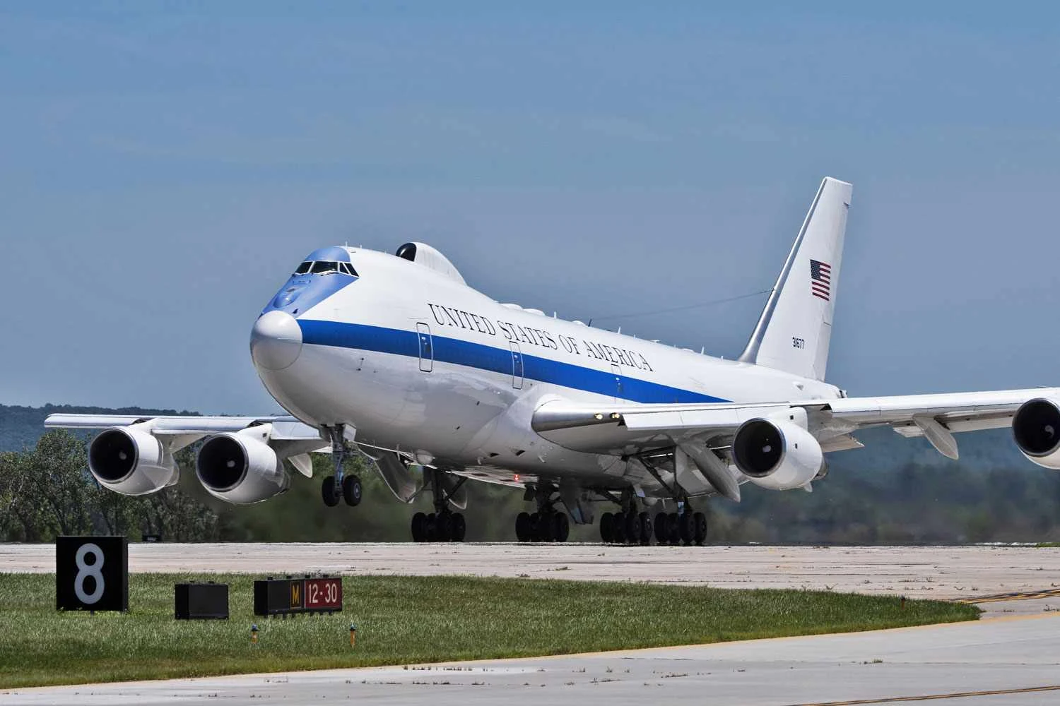 Aeronave E-4B tem uma protuber&acirc;ncia no alto da fuselagem para acomodar o sistema de comunica&ccedil;&otilde;es