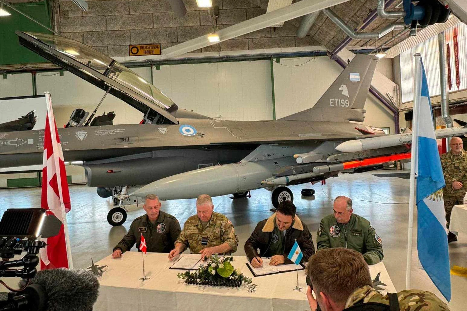 Assiantura do contrato de compra de 24 caças F-16 pela Argentina