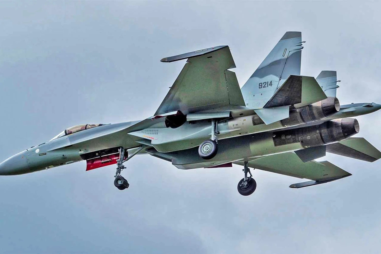 Comandante militar do Irã confirma aquisição do caça russo Sukhoi Su-35