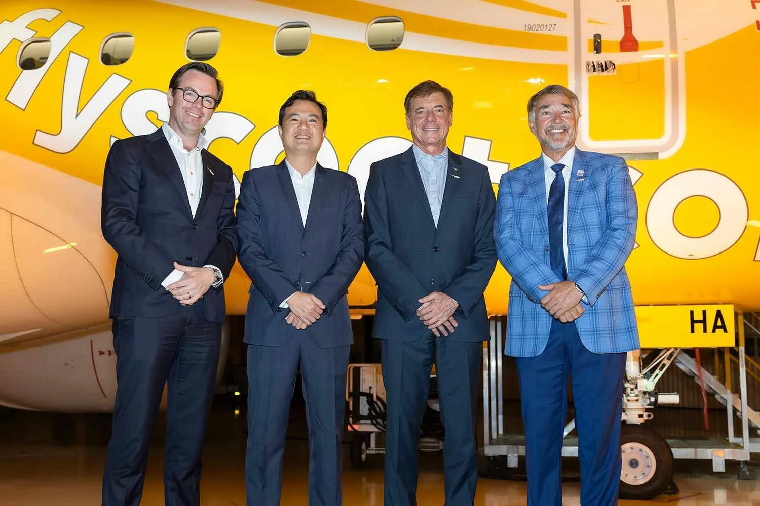 Executivos da Embraer, Scoot e Azorra durante a cerim&ocirc;nia