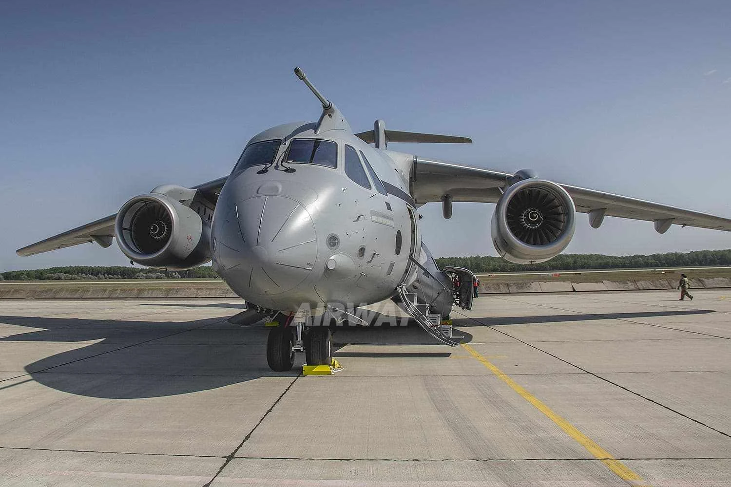 Primeiro KC-390 da Hungria chega ao país europeu