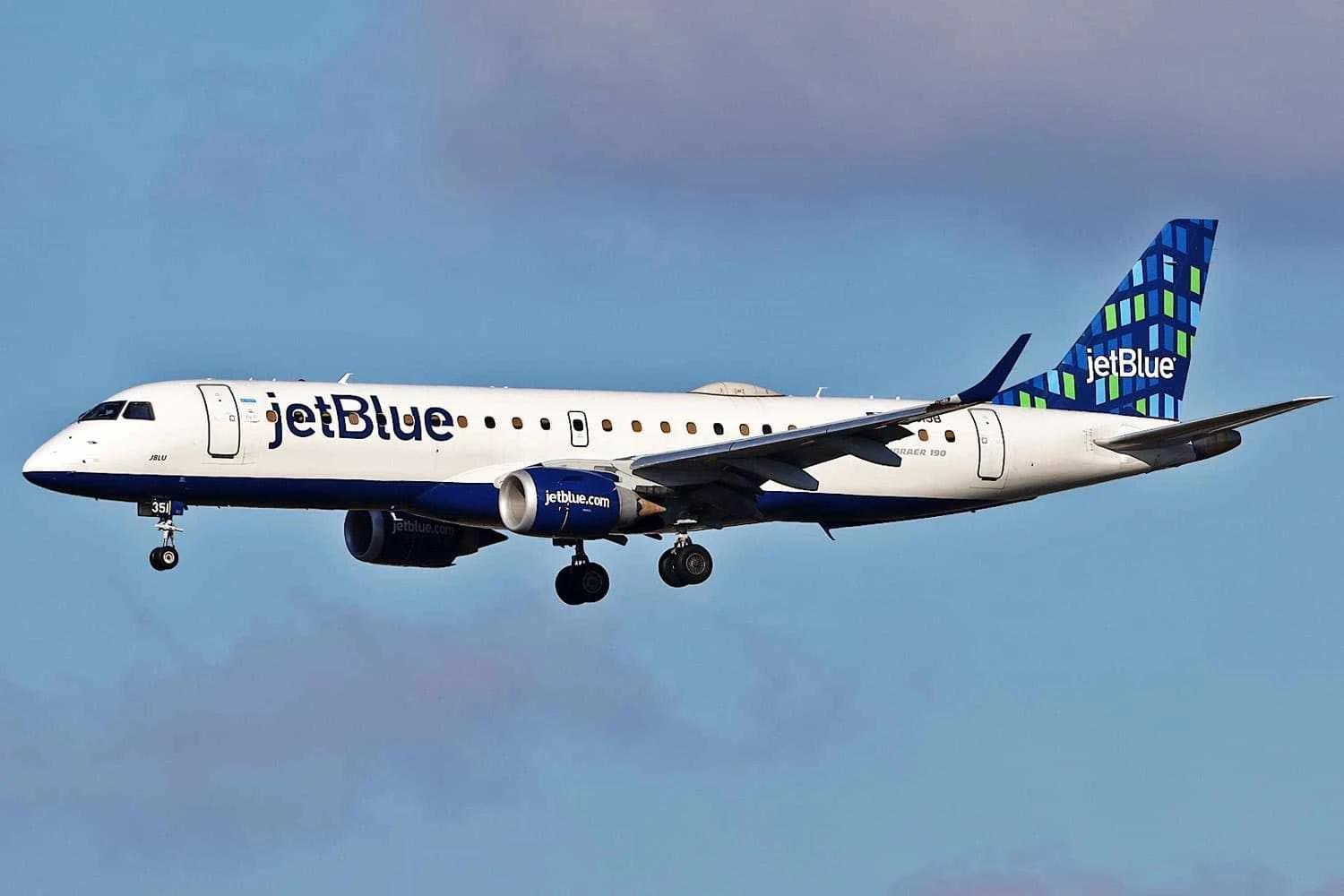 Cliente lançadora do E190, JetBlue se despede de seu último jato da Embraer
