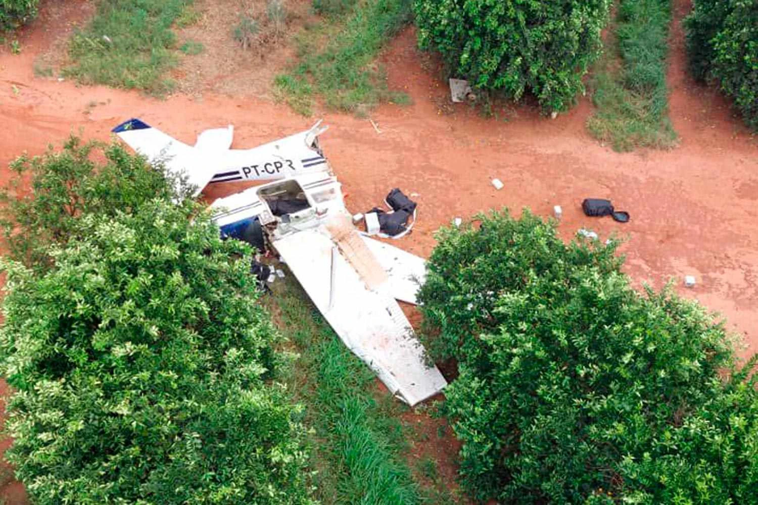 O Cessna 182 do tr&aacute;fico de drogas ficou destru&iacute;do ap&oacute;s o pouso for&ccedil;ado