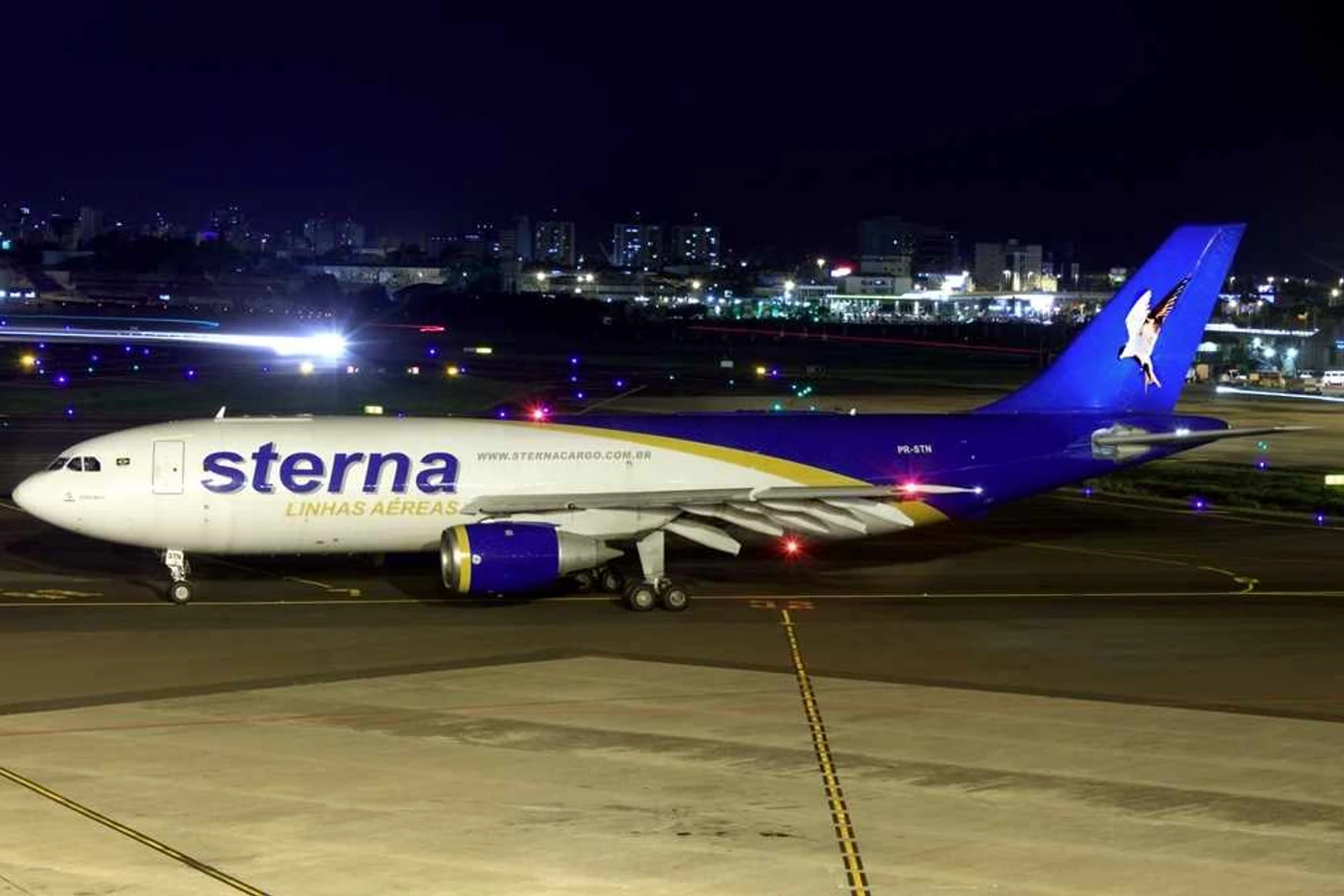 O vistoso A300 da Sterna &eacute; visto aqui em Porto Alegre, em tempos felizes antes do acidentes em Recife. Foto: Rafael Luis Canossa via Wikimedia Commons.