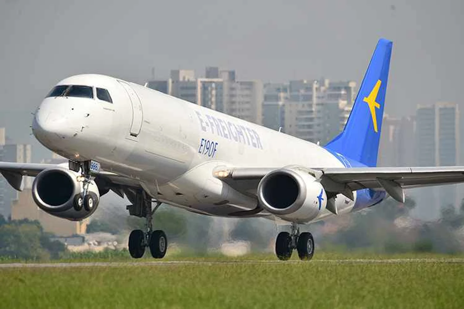 Ex-avião de passageiros, Embraer E190F cargueiro voa pela primeira vez