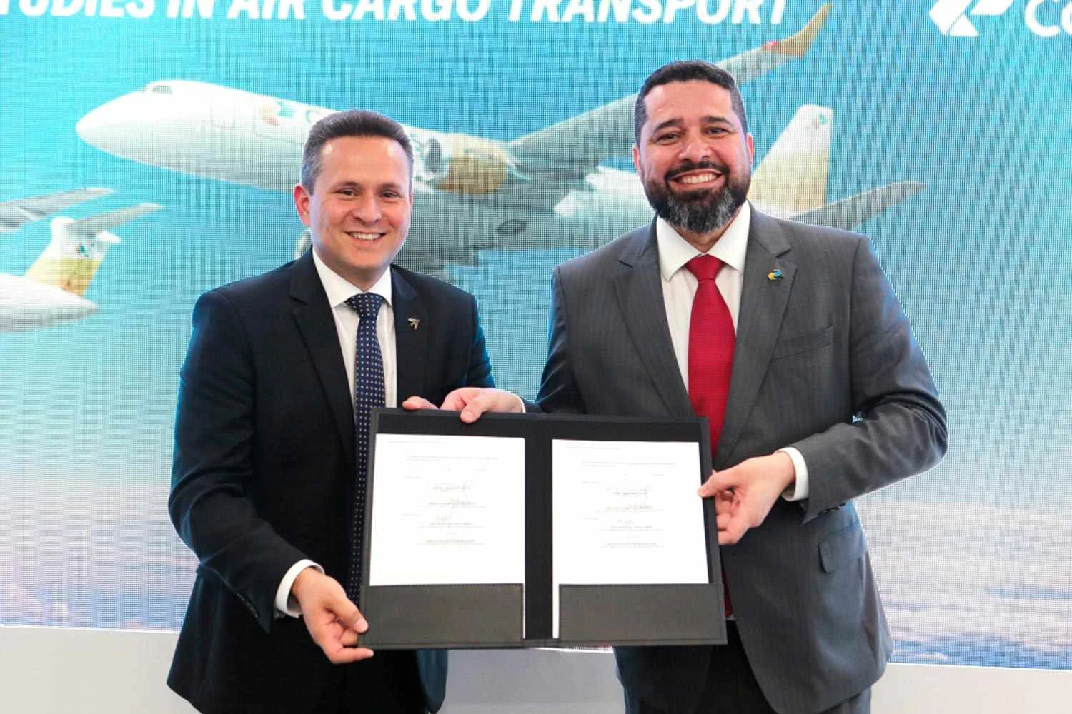 Representantes da Embraer e dos Correios assinam o memorando