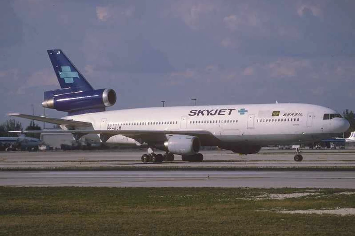 A pintura da Skyjet Brasil era homóloga à matriz belga, com a adição do nome Brasil e da bandeira no avião.