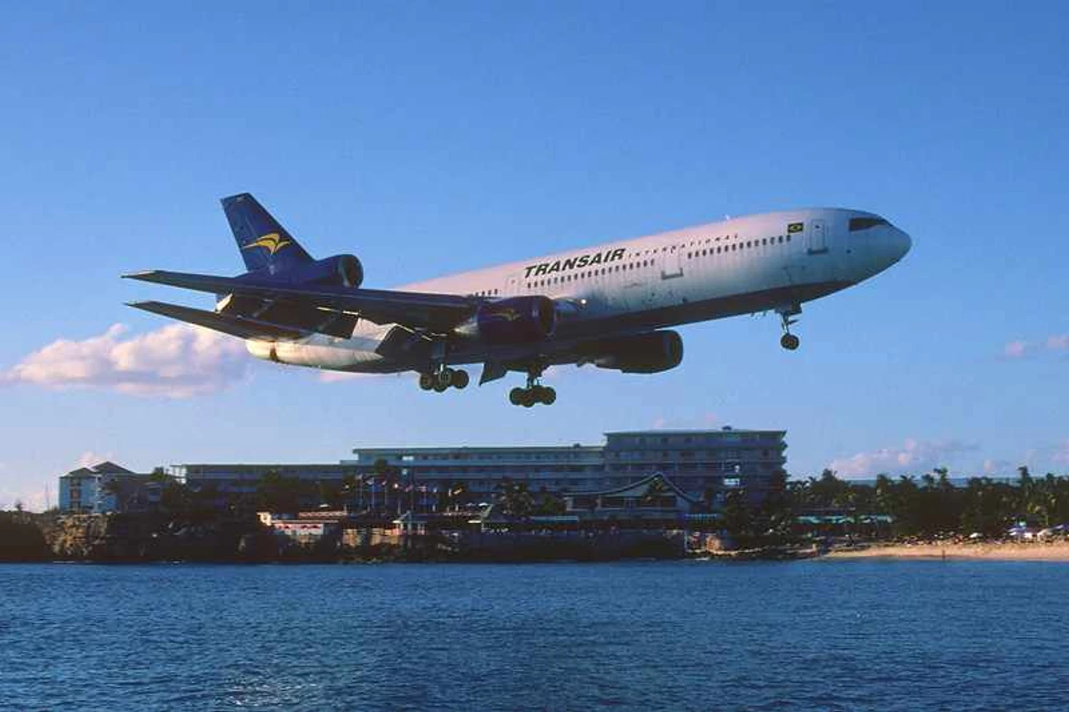 A única aeronave operada pela Transair International segundo antes do pouso no icônico aeroporto da paradisíaca Saint Marteen